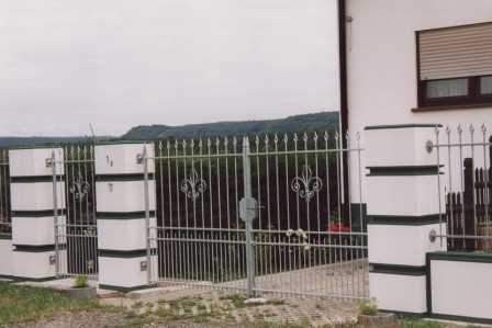 Außengeländer als Hoftor