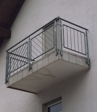 Außengeländer am Beton Balkon feuerverzinkt