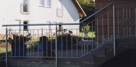 Außengeländer an Betontreppe verzinkt