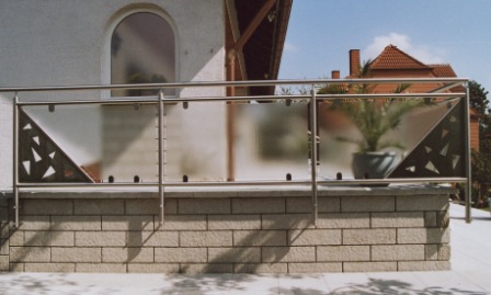 Außengeländer in Edelstahl als Sicht und Windschutz