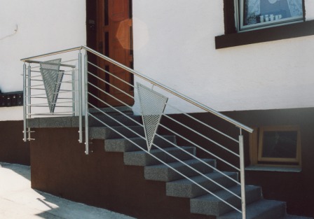 Außengeländer in Edelstahl mit Ornamenten in Lochblech an einer Eingangstreppe