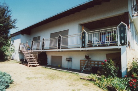 Außengeländer mit Lochblech in Edelstahl