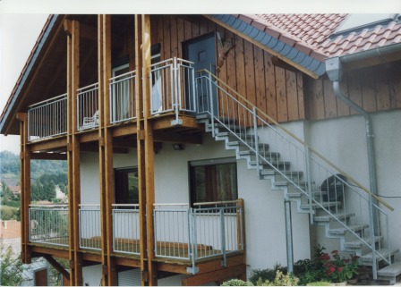 Außentreppe, Metalltreppe, als feuerverzinkte Zweiholmtreppe mit feuerverzinktem Stahlgeländer