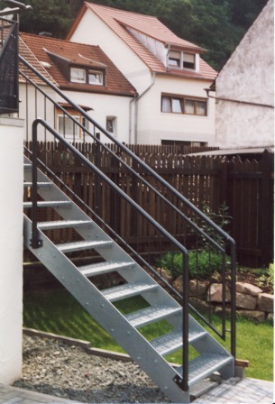 Außentreppe gerade als Blech Wangentreppe bzw. Metalltreppe, feuerverzinkt