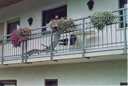 Balkongeländer feuerverzinkt als Absturtzsicherung ohne Treppe in den Garten