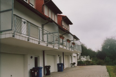 Balkongeländer feuerverzinkt an mehreren Balkonen, ohne Treppe zu den Garagen