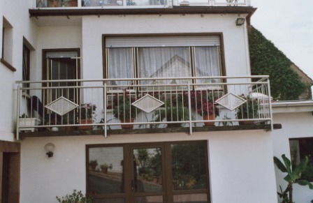 Balkongeländer in Edelstahl an einem Anbaubalkon, zum Garten hin