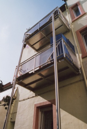 Balkongeländer in Edelstahl an zwei Anbaubalkonen