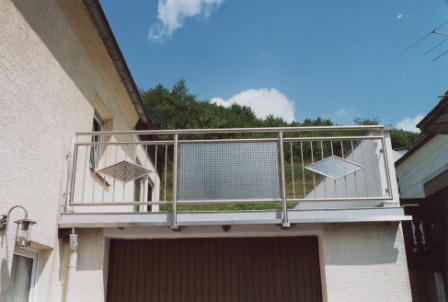 Balkongeländer in Edelstahl mit Lochblech, senkrechten Stäben und Edelstahl Ornament