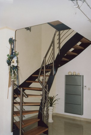 Blechwangentreppe als Metalltreppe, Holzstufen, Treppengeländer in Edelstahl als Reelinggeländer