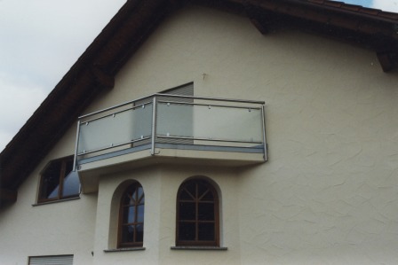 Edelstahl Balkongeländer mit Glas als Sichtschutz und Windschutz