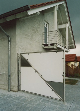 Edelstahlgeländer als Metallgeländer am Holzbalkon mit einem Sichtschutz und Windschutz im Erdgeschoss