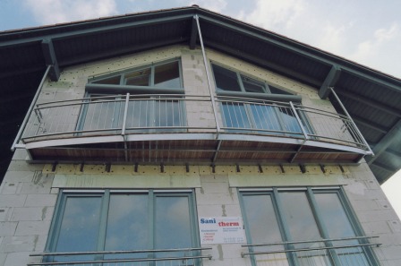 Edelstahlgeländer als Metallgeländer an einem Edelstahlbalkon