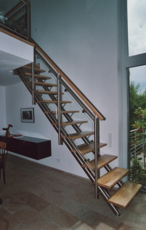 Edelstahlgeländer als Treppengeländer an einer Edelstahltreppe, mit Holzhandlauf