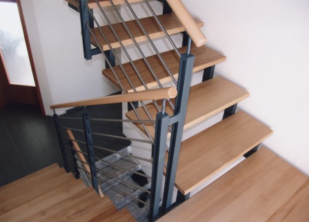 Edelstahlgeländer als Treppengeländer mit Metallpfosten und Holzhandlauf