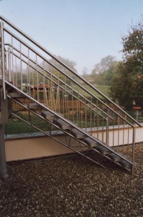Gitterträgertreppe, Metalltreppe mit Metallgeländer