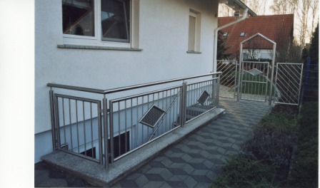 Hoftor in Edelstahl als Seiteneingang