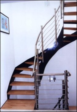 Innengeländer als Metallgeländer an einer Metalltreppe, das Treppengeländer ist in Edelstahl