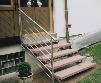Rundholmtreppe bzw. Rundrohrwangentreppe in Edelstahl mit einem seitlichen Geländer