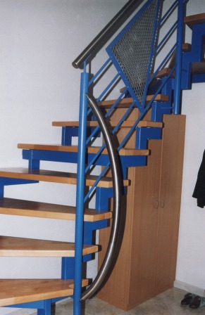 Stahlgeländer als Treppengeländer mit einem Edelstahlbogen