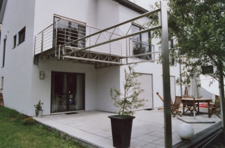 Überdachung in Edelstahl als Balkon
